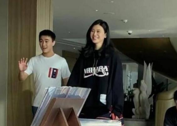 奚梦瑶何猷君出席朋友婚礼,长腿吸睛,网友:期待你们自己的婚礼 作者: 来源:猫眼娱乐V 奚梦瑶何猷君出席朋友婚礼,长腿吸睛,网友:期待你们自己的婚礼 作者: 来源:猫眼娱乐V