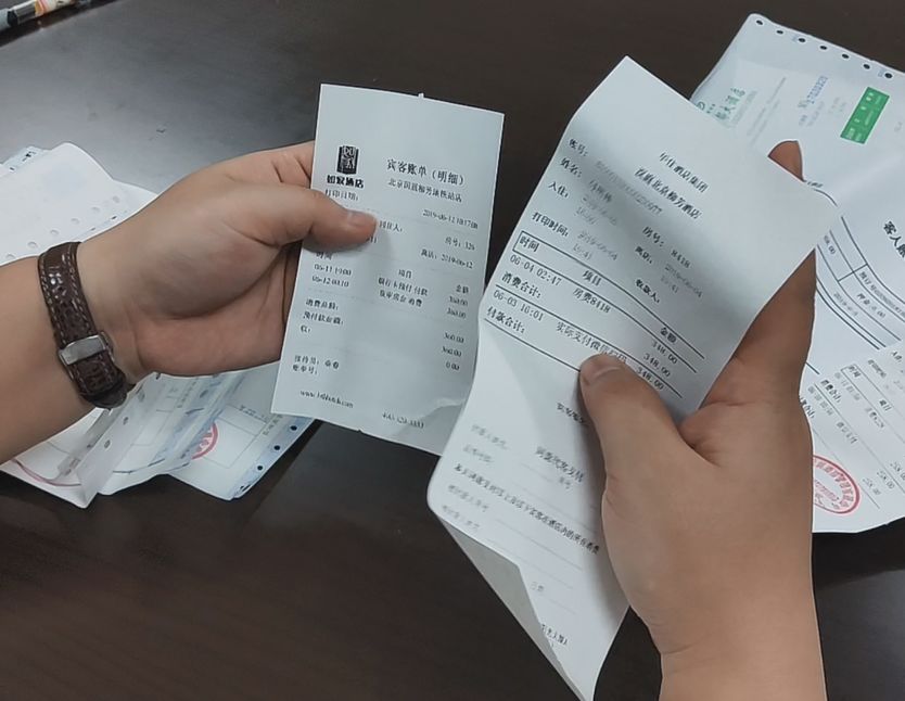 (粘贴效果▲) 第三步: 粘贴住宿水单,小张的票据在最底下,大张的票据