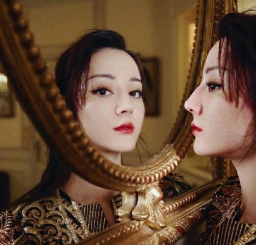 迪丽热巴有多任性？穿“奶奶装”现身走秀，却