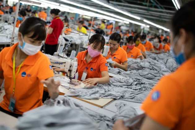 越南北宁省的制衣厂,员工们正在使用缝纫机.图自cnbc