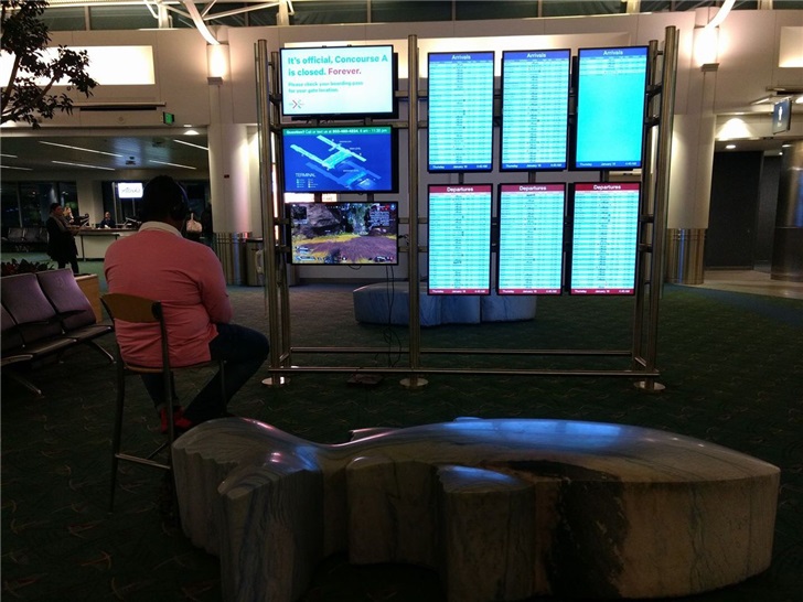 “硬核”玩家将PS4连接机场大屏玩游戏，被带走前称要先玩完游戏