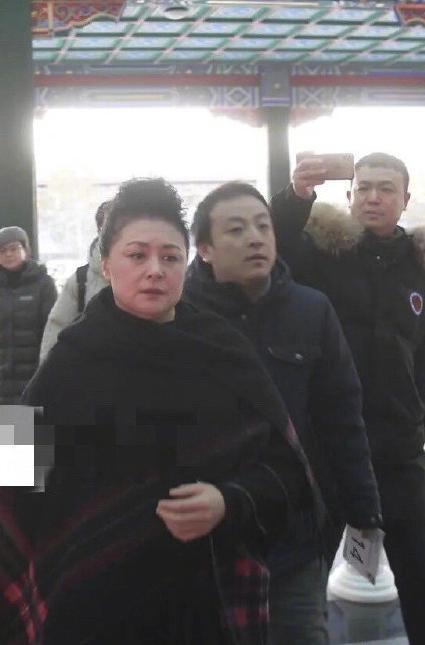 众星告别赵忠祥!倪萍眼肿像刚哭一宿,于月仙的穿着引网友痛批