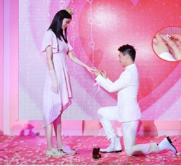 原创何猷君带奚梦瑶参加婚礼穿着打扮展现女方高情商