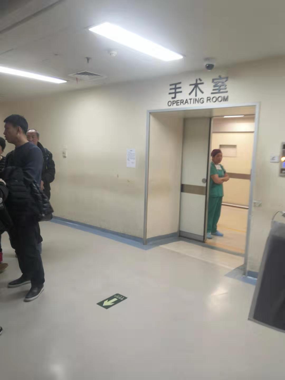北京朝阳医院受伤医生已脱离生命危险，嫌疑人被刑拘