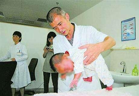 『莹莹育儿』1个月大宝宝会翻身，宝妈发炫耀，却被评论“你家娃有病”