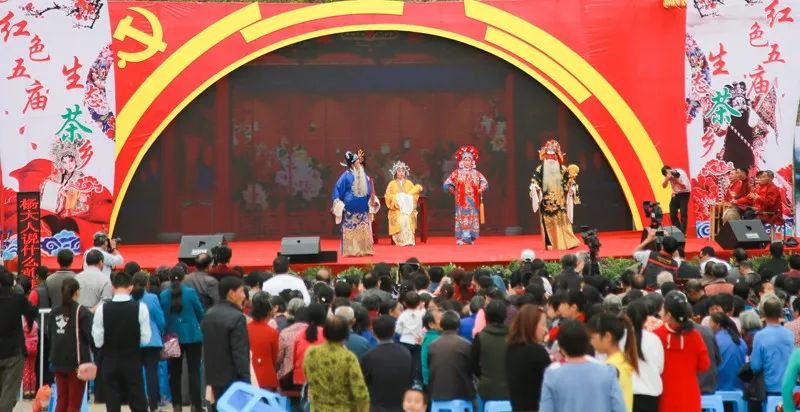 潜山素有"京剧之祖,黄梅之乡"的美誉"戏灯,是潜山春节传统的喜庆