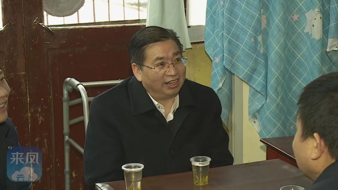 专程到来凤县,看望慰问"共和国勋章"获得者,全国优秀共产党员张富清