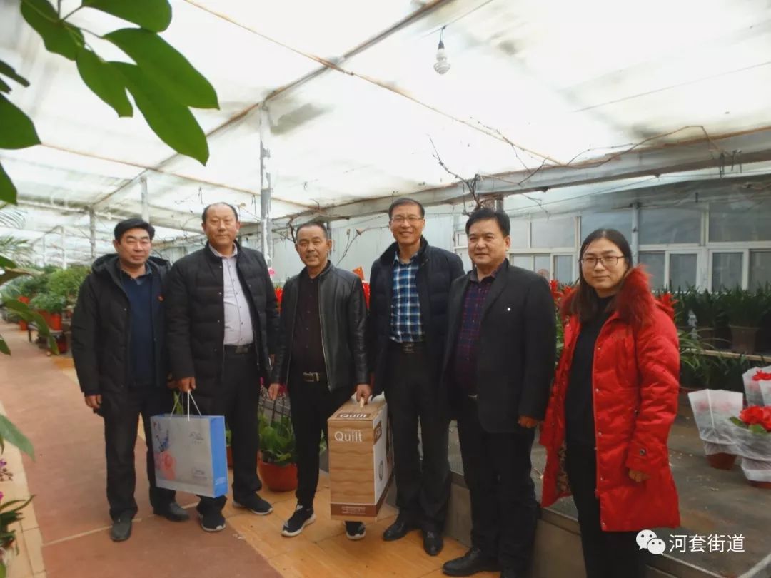 【文明实践】礼敬道德榜样——河套街道开展春节前走访慰问道德模范