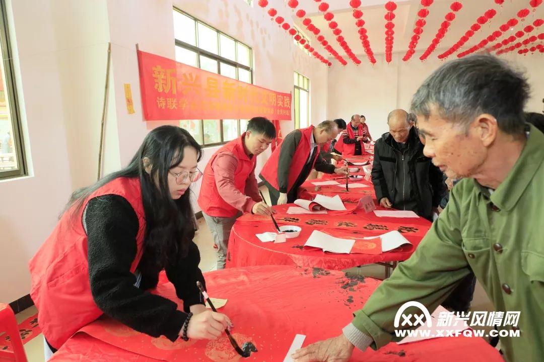 新兴县诗联学会志愿服务队现场挥毫,写下各种祝福语和对联,祝贺余良村