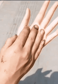 搞笑GIF趣图：我的手和老婆的手，差别就是这么大_蜂蜜