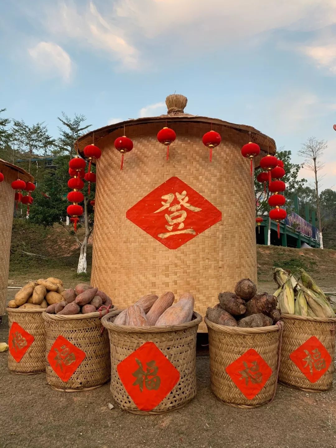 在春节期间打造一座招财聚财的紫莲"五谷丰登"粮仓,为各位游客朋友们