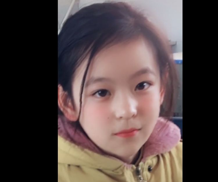 最小校花走红抖音,抬头那一瞬间,网友:叔叔不