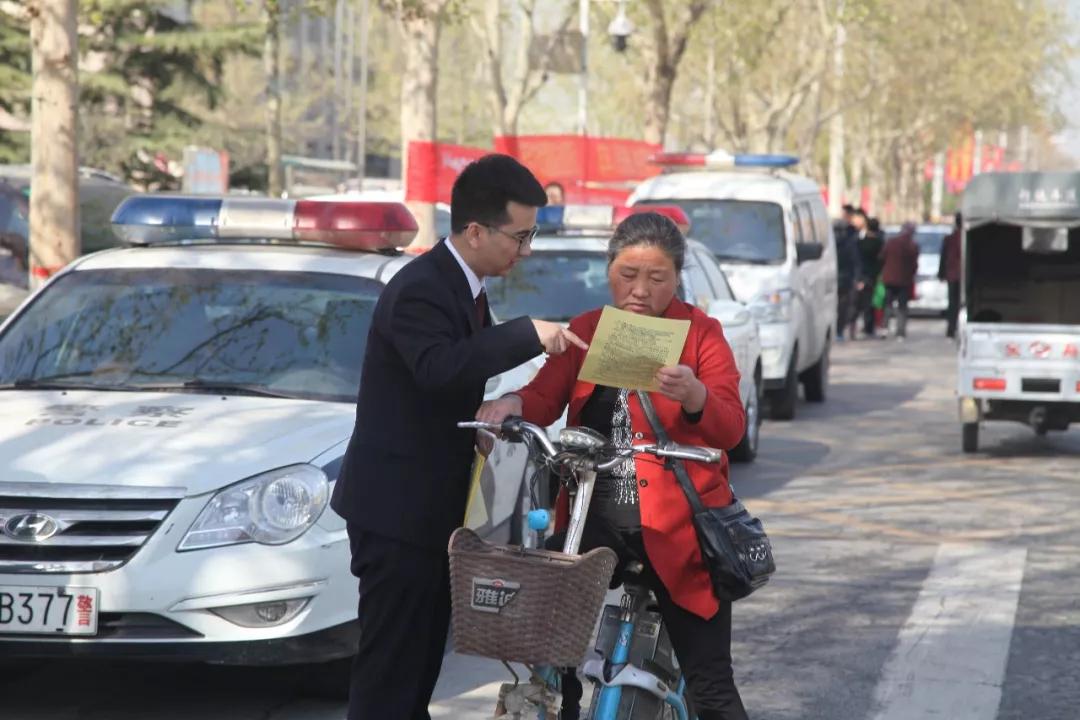 清苑区检察院副检察长,清苑区世纪中学法治副校长杨文胥来到清苑区