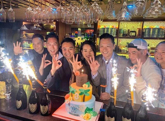 胡杏儿夫妇合体庆祝酒吧开业3周年李乘德身边美女众多艳福不浅