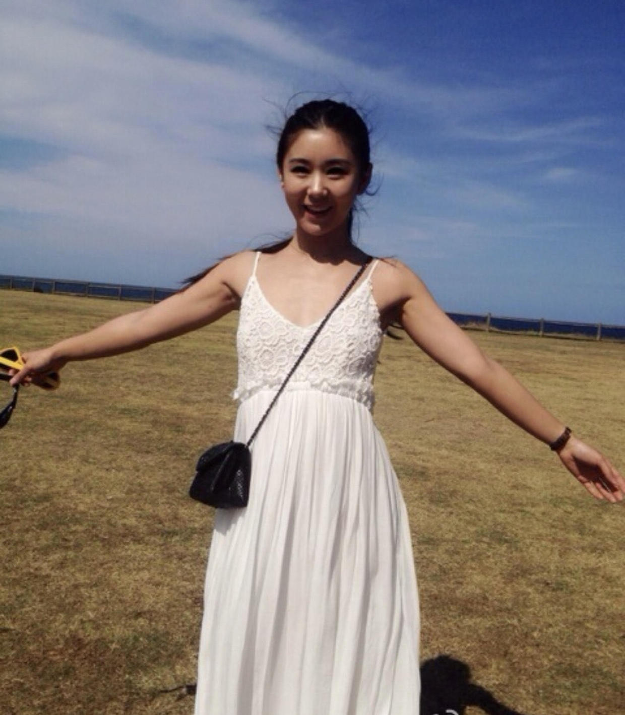 原创李小萌身材真好!黑色吊带搭配短裤性感妩媚,外搭彩色外套更清纯
