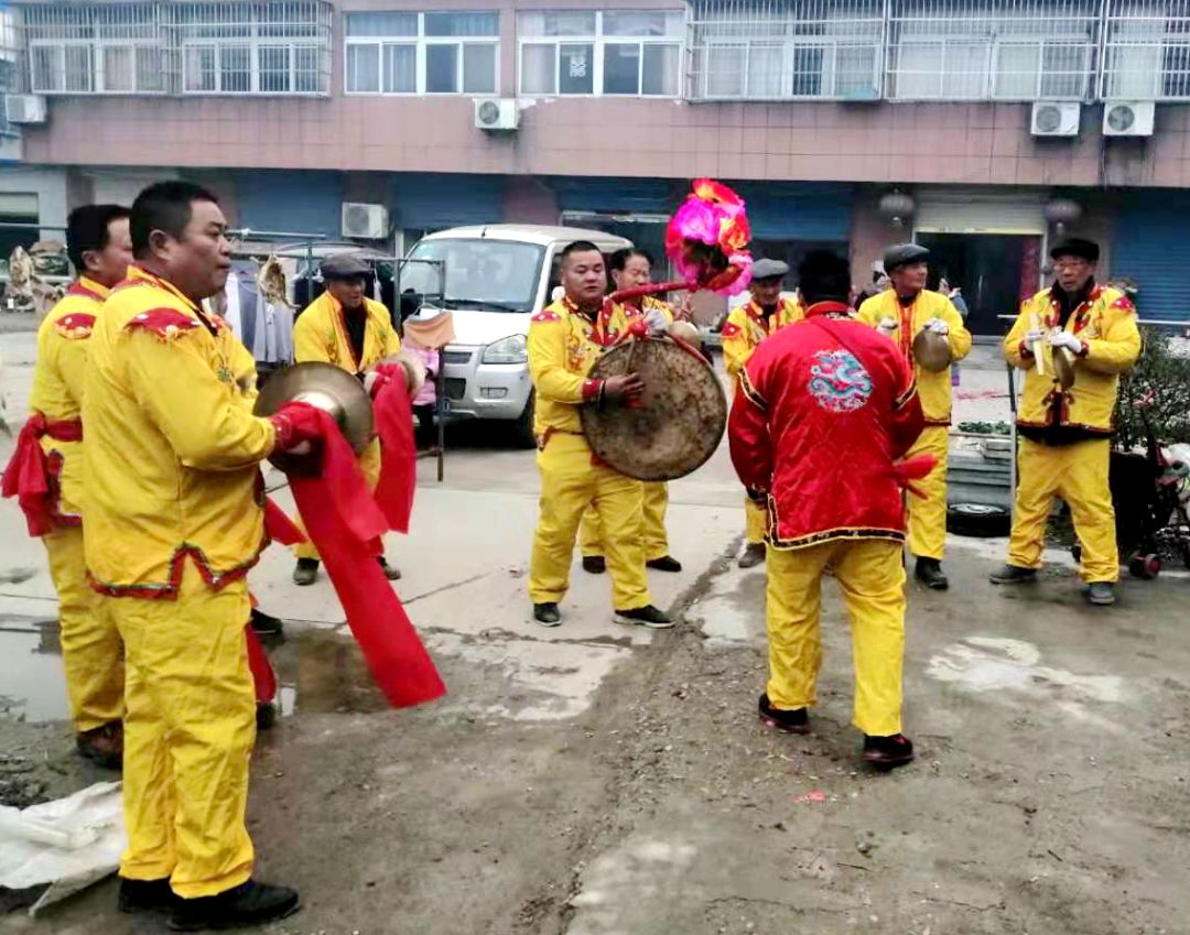 每到一户,李功胜政委,马怀洪区长等领导都详细询问