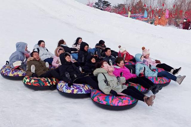 谈球吧体育新春走基层丨踏雪寻“梅”：梅河口市海龙湖上好风景(图1)