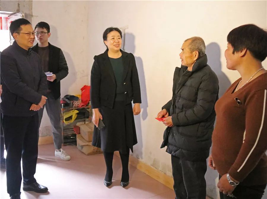 殷殷关切,声声暖心!区长颜丽明为他们送上了冬日温暖