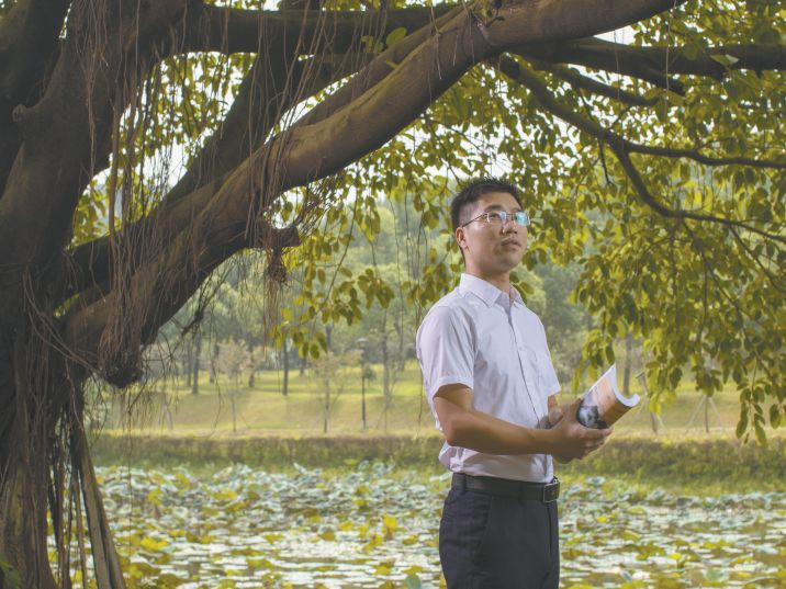 庄照岗东莞中学松山湖学校教师,2019年"最美松湖人·奋斗之星"