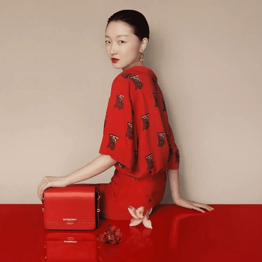 lola 绗缝包,grace 肩背包 还有双肩包等都焕以 「中国红」皮革亮相