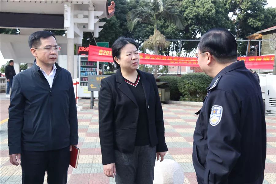 区长颜丽明对安全生产,食品安全,节前市场供应,春运工作等进行检查,让