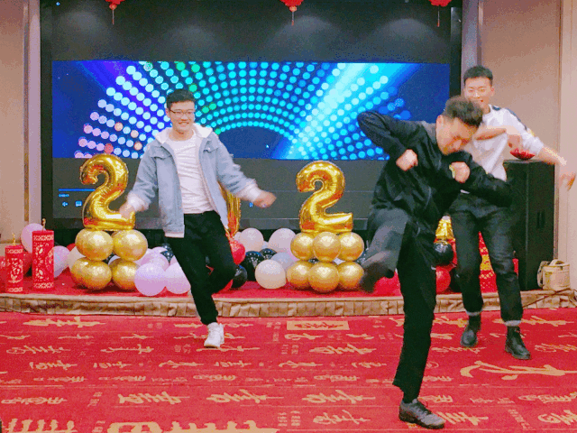 者:李勋 中国风的节目过后,让我们把目光锁定2019年火爆网络的舞曲