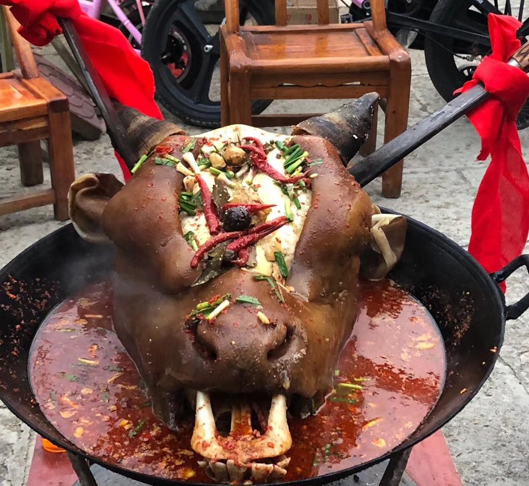 原创神秘湘西的"牛头宴",沈从文故乡的美食,您见过吗?