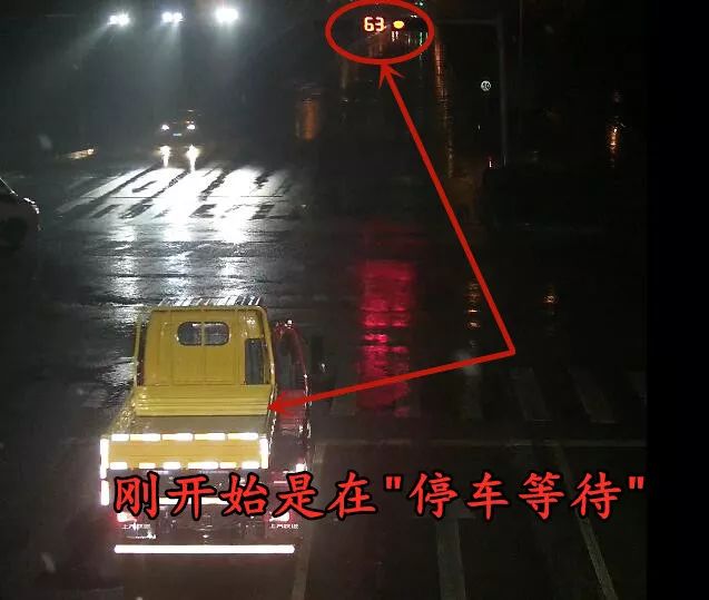 句容一路口发生车祸,临时号牌就能"闯红灯"?结果