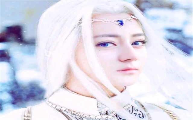 白发魔女冷艳让人心醉很少有明星敢把头发染白迪丽热巴做到了