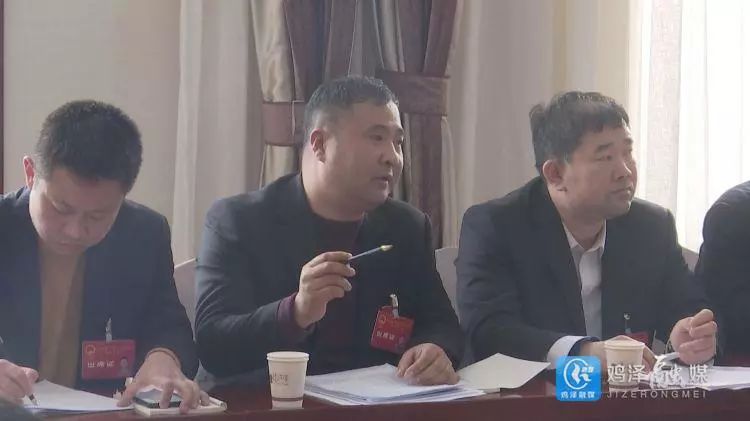 石磊参加鸡泽镇代表团讨论"一府两院"等五个工作报告