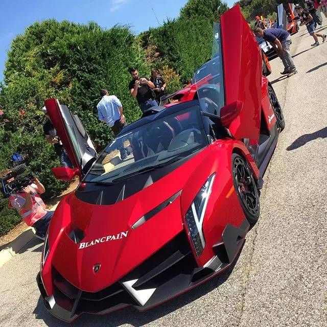 红色毒药兰博基尼venenoroadster红色辣马法拉利laferrari