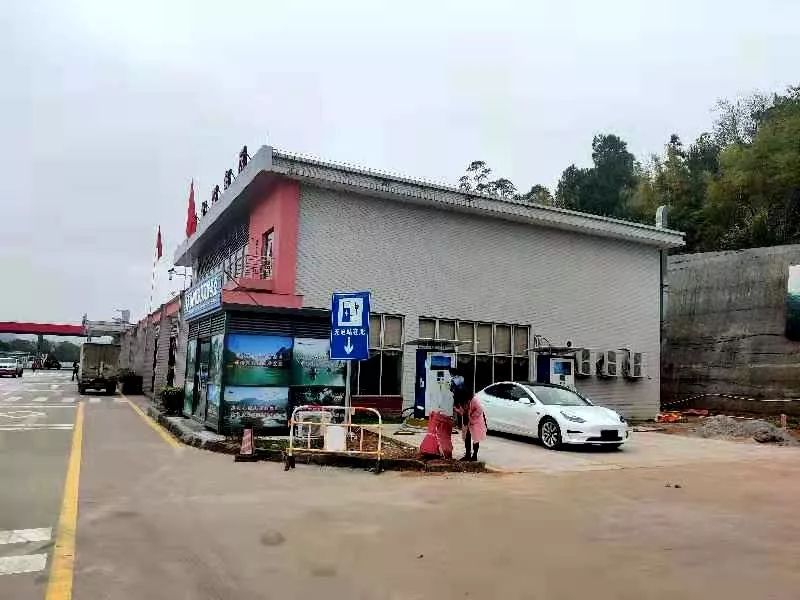 连州开电动车回家的人注意了!清连高速8个服务区充电桩已投入使用啦!
