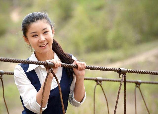原创肉肉脸也美丽,李小萌穿玫红色印花礼服高贵典雅,身材比例超好