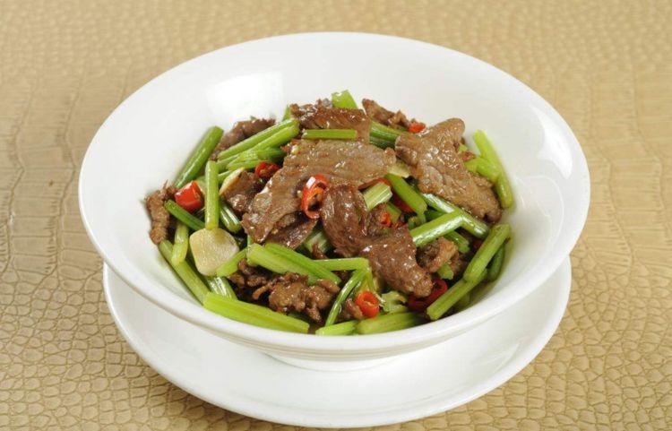 健康美味家常菜——西芹炒牛肉,这样做家人超爱吃!