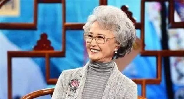 76岁"白骨精"杨春霞,曾是著名京剧演员,今满头银发仍气质依旧