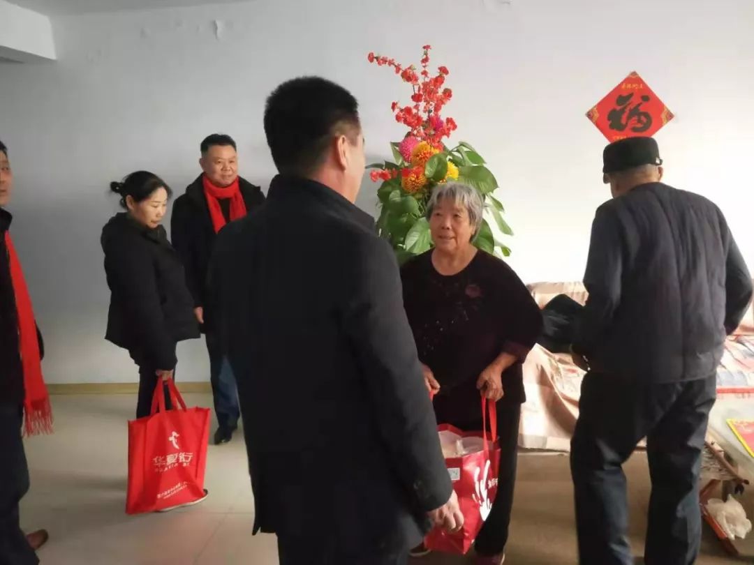 东港区副区长申洁走访建国前老党员和生活困难党员情况
