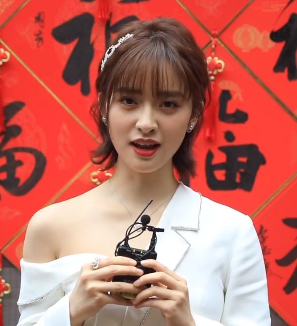 央视镜头区分明星的真实颜值,淡化毛孔护肤法让你抗住