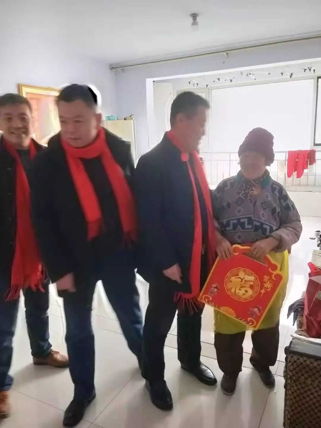 东港区副区长申洁走访建国前老党员和生活困难党员情况