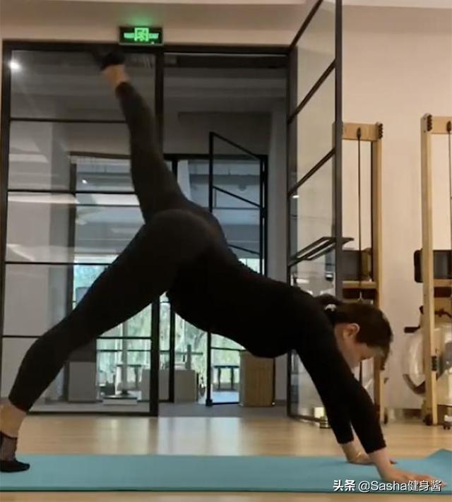 何雯娜怀孕坚持运动,晒度假泳装照,身材丰满,肌肉线条