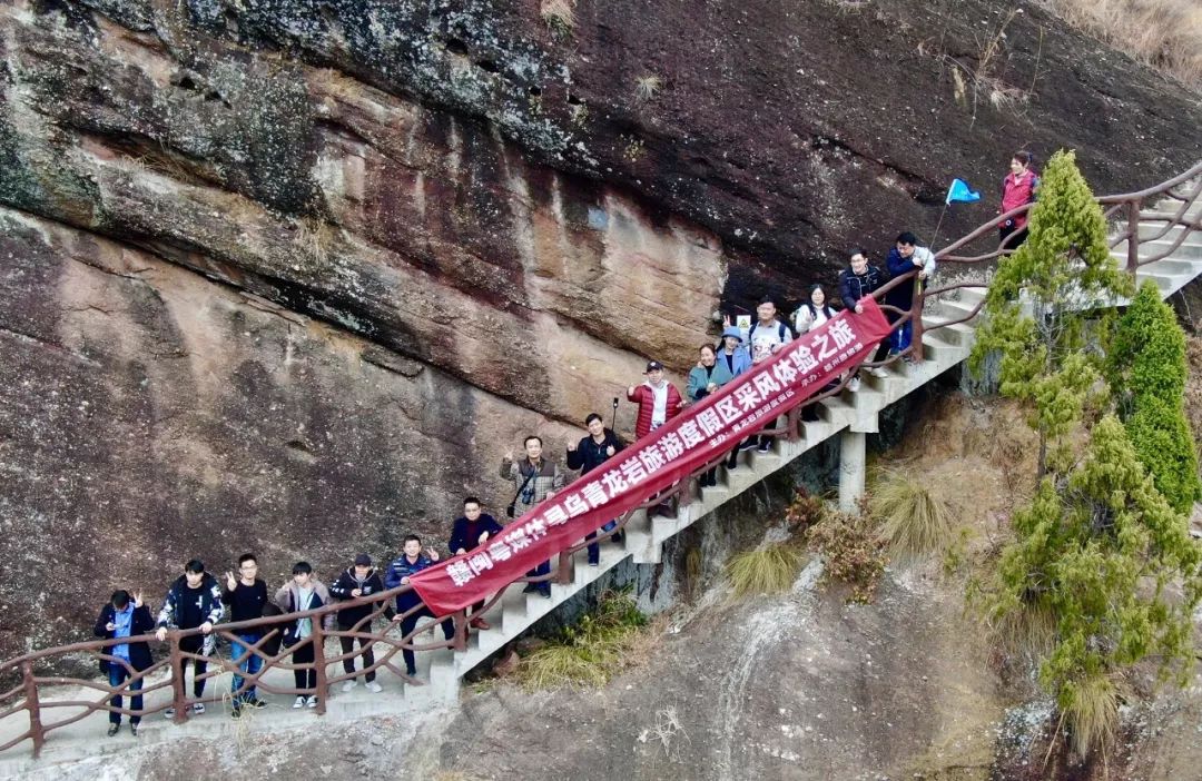 赣闽粤媒体走进寻乌青龙岩旅游度假区,探寻灵石温泉的