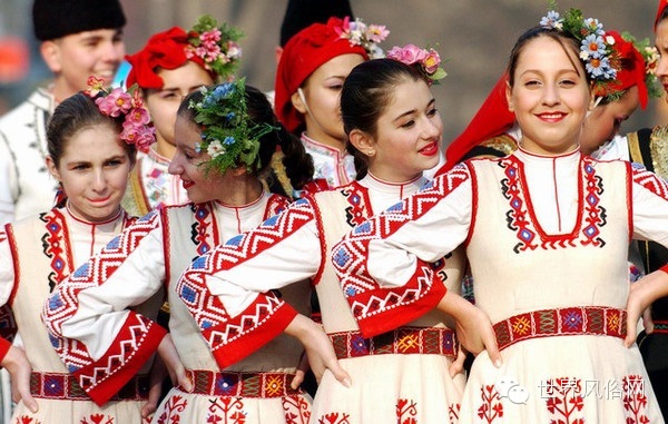 (罗马尼亚人扮成动物跳舞)一,罗马尼亚在新年要去倾听自