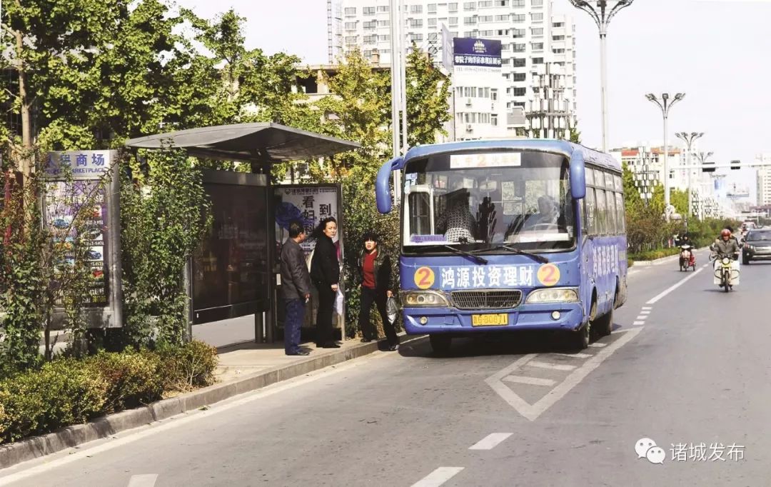 穿行于诸城的公交车 郝敬友摄于2010年