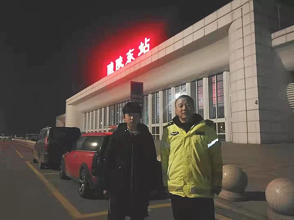 19日晚,15岁的李小木(化名)在武深高速官庄服务区被客车"落下",还好
