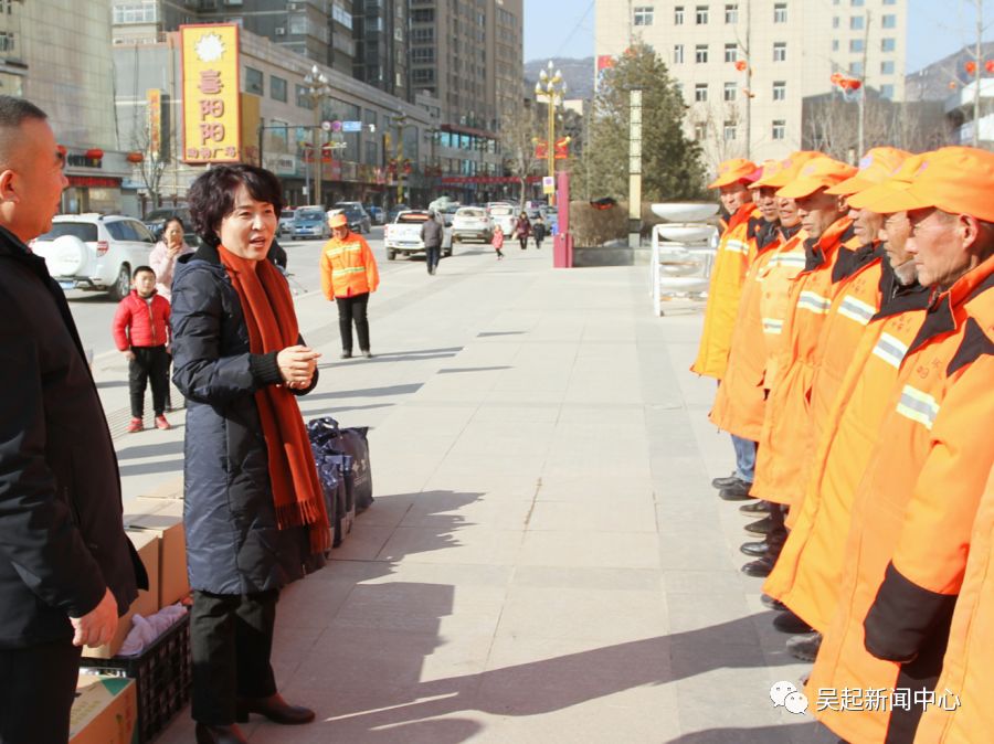 严晓慧慰问交警,环卫工人及采油厂职工