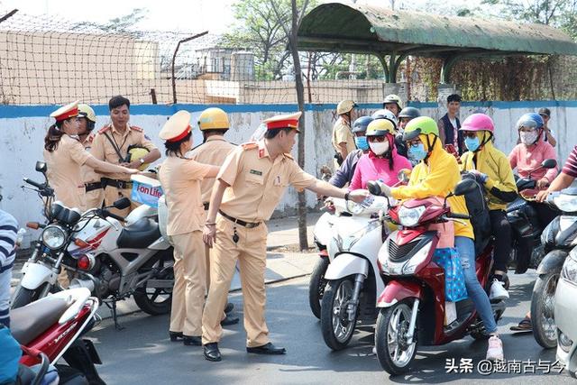 越南春运路上暖人心,交警为返乡摩托车大军送上饮用水