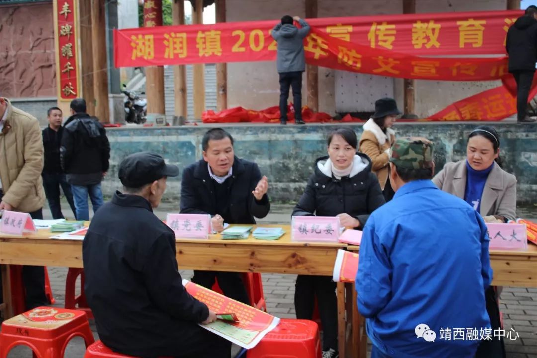 靖西市委常委,湖润镇党委书记黄同屋耐心为群众答疑解惑湖润镇人民