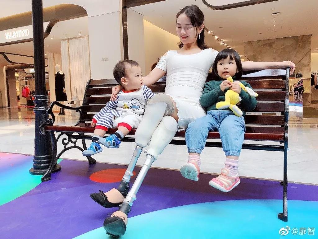 23岁失去双腿，25岁上春晚，33岁儿女双全