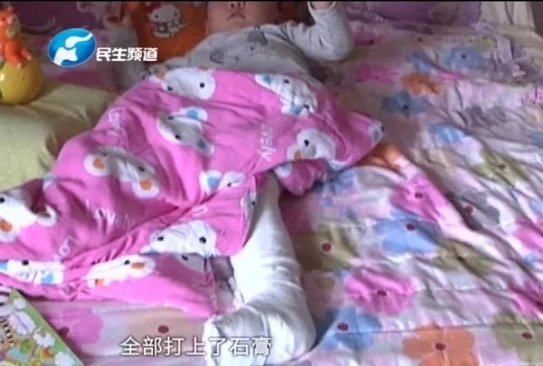 #小莉帮忙#当心！网红蹦床又出事！2岁孩子一瞬间骨折！