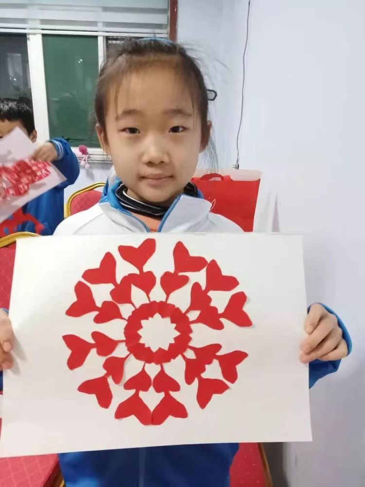 小学二年级七班七彩阳光中队蒲公英小队-"迎新春,剪窗花"社会实践活动