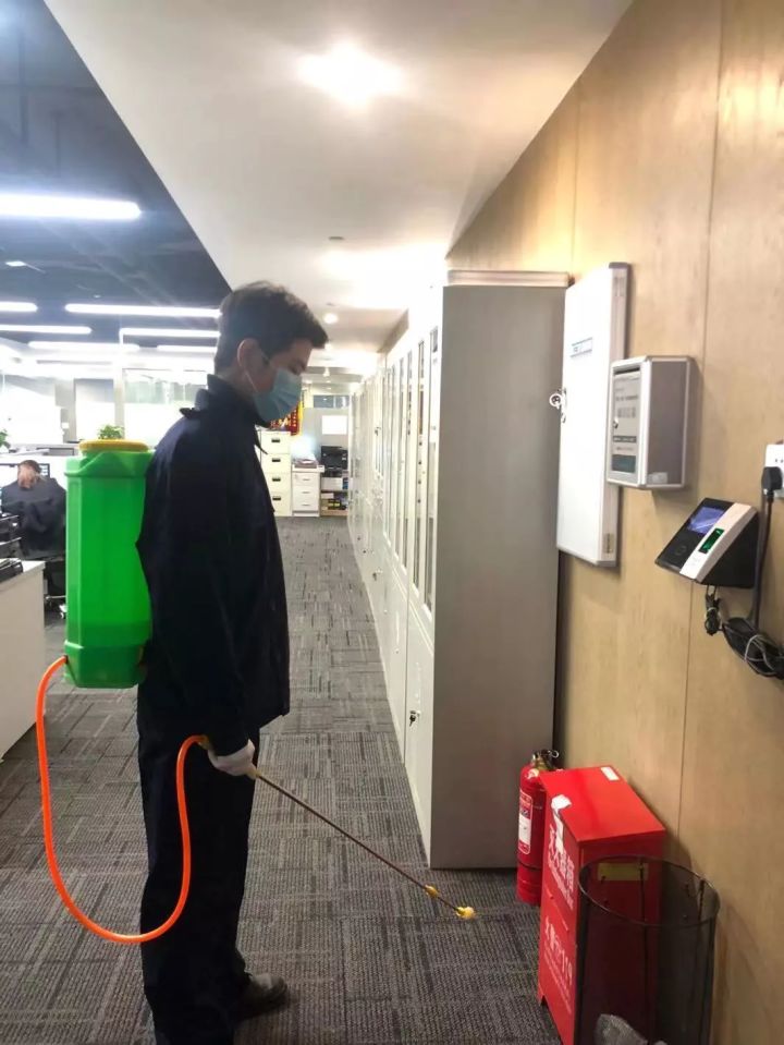 防控疫情,物业人在行动_消毒
